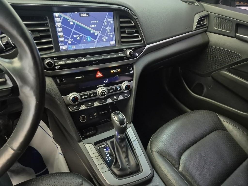 HYUNDAI Avante - Vista 10