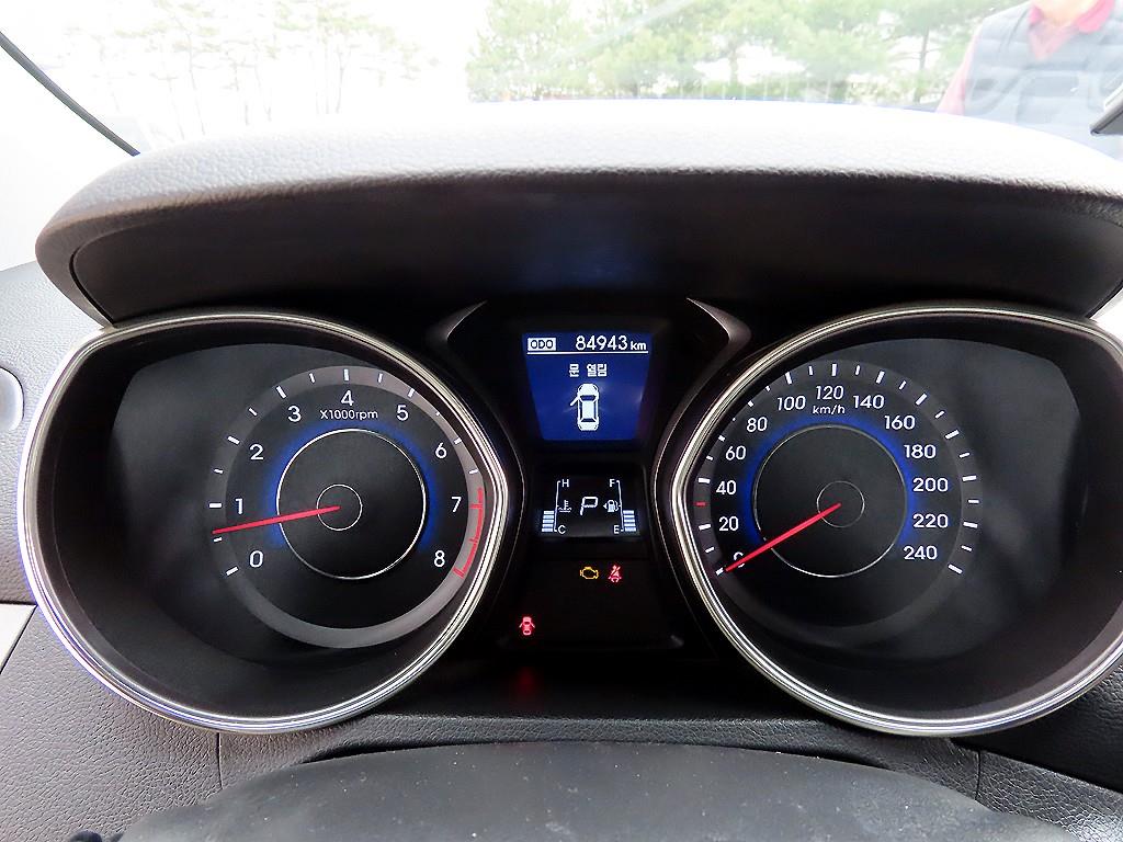 HYUNDAI Avante - Vista 9