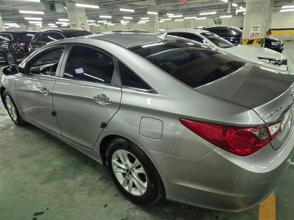 HYUNDAI Sonata - Vista 4