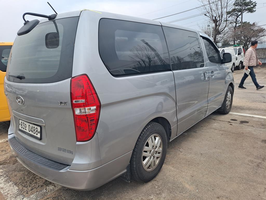 HYUNDAI Starex - Vista 5