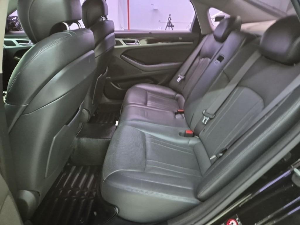 HYUNDAI Genesis - Vista 10