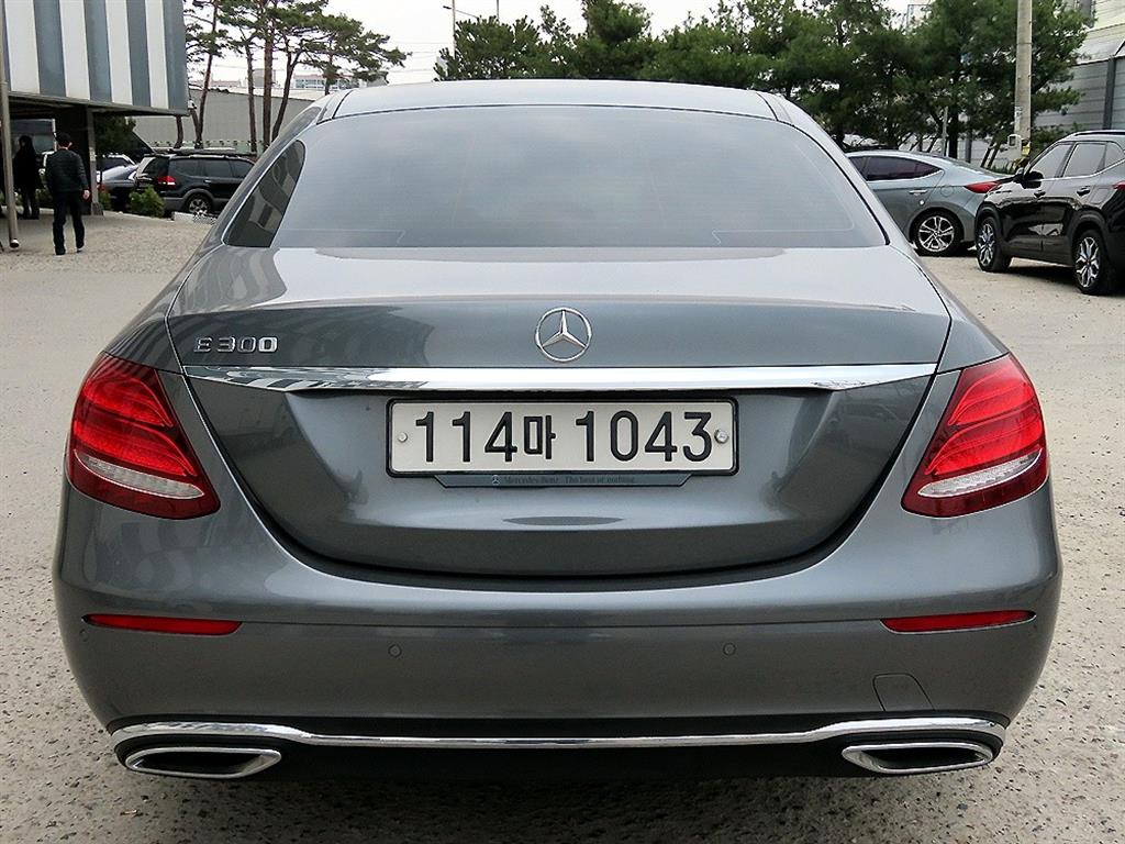 Mercedes Benz E class - Vista 4