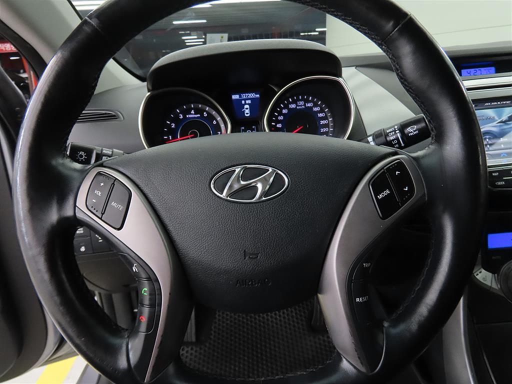 HYUNDAI Avante - Vista 8