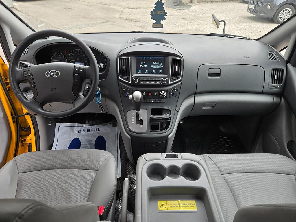 HYUNDAI Starex - Vista 10
