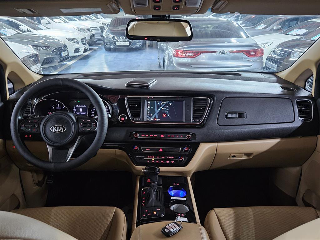 KIA Carnival - Vista 7