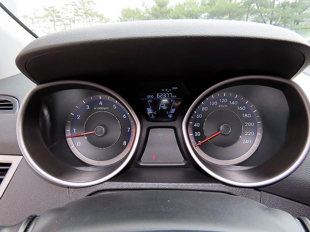 HYUNDAI Avante - Vista 9