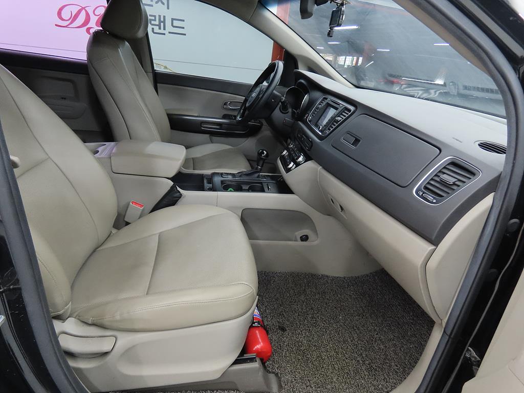 KIA Carnival - Vista 8