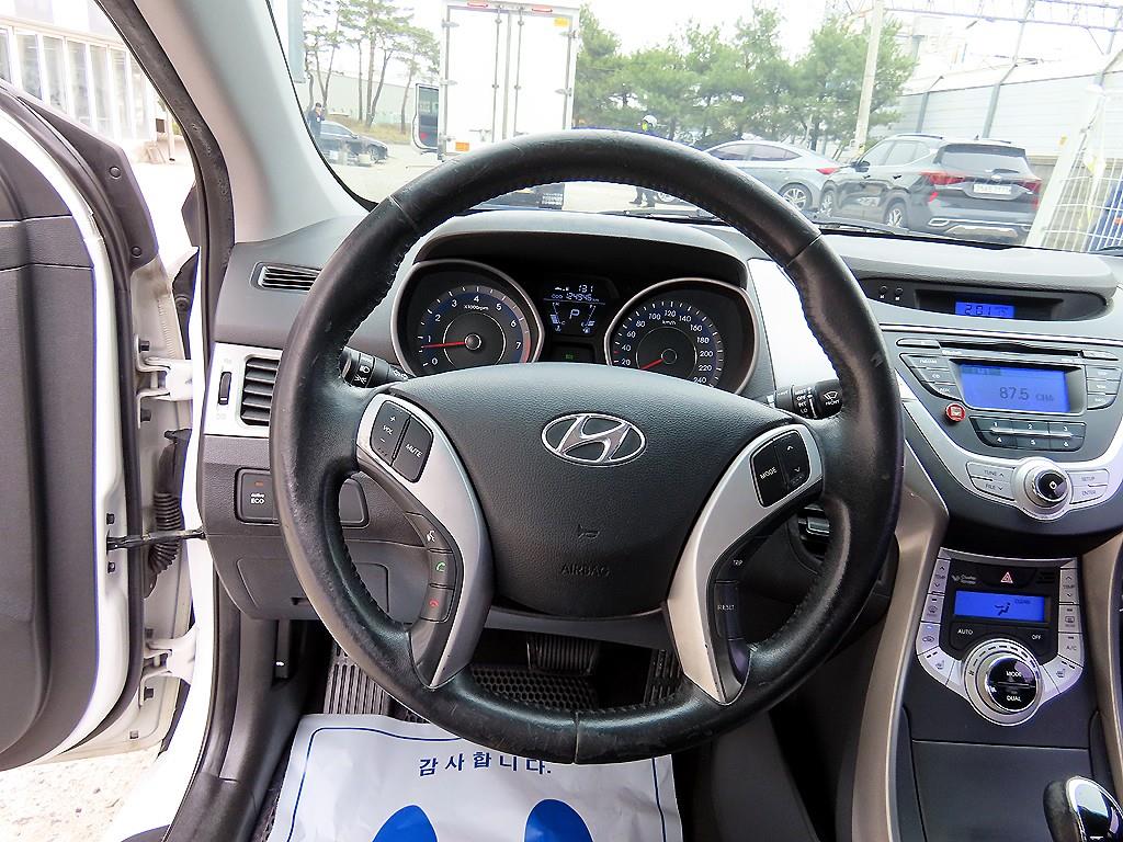 HYUNDAI Avante - Vista 8