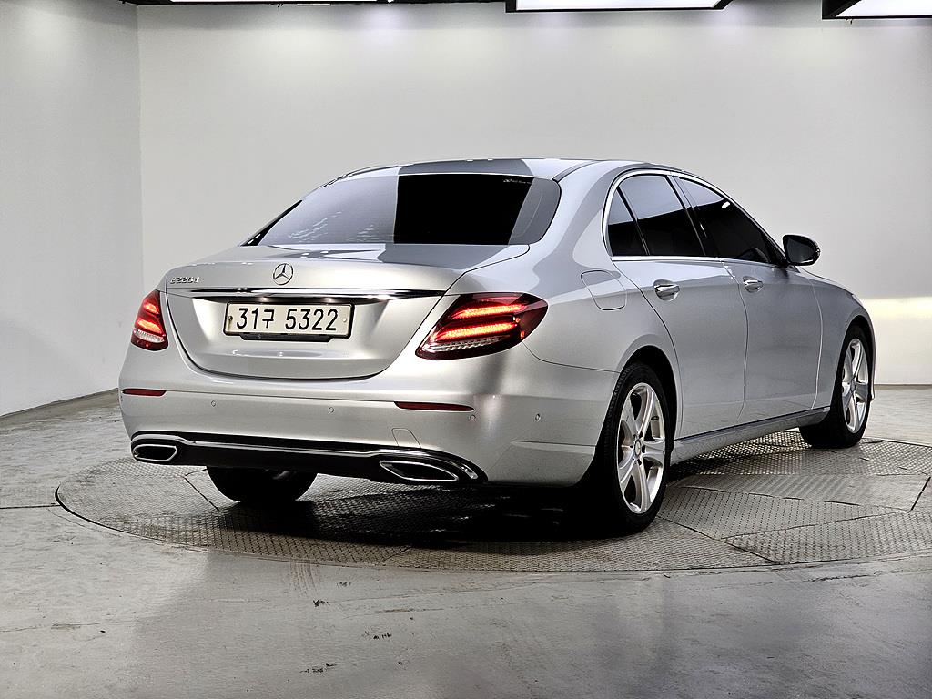 Mercedes Benz E class - Vista 3