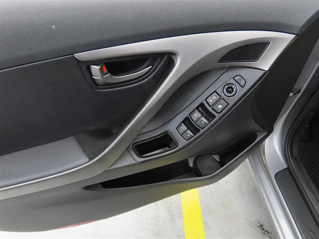 HYUNDAI Avante - Vista 12