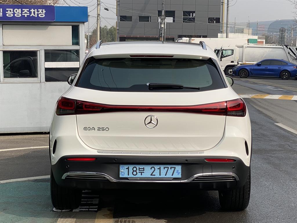 Mercedes Benz EQA - Vista 4