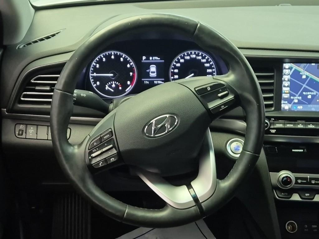 HYUNDAI Avante - Vista 9