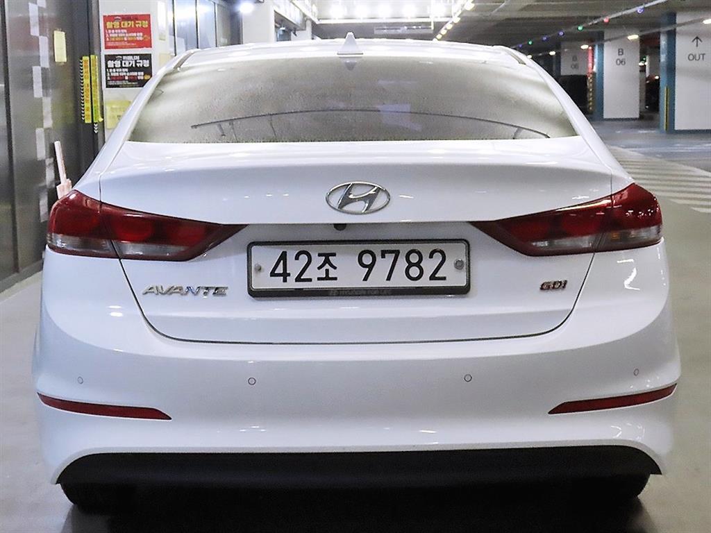 HYUNDAI Avante - Vista 5