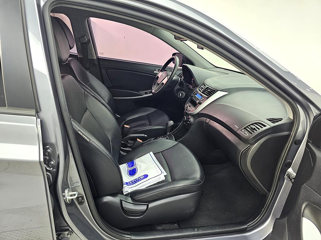 HYUNDAI Accent - Vista 11