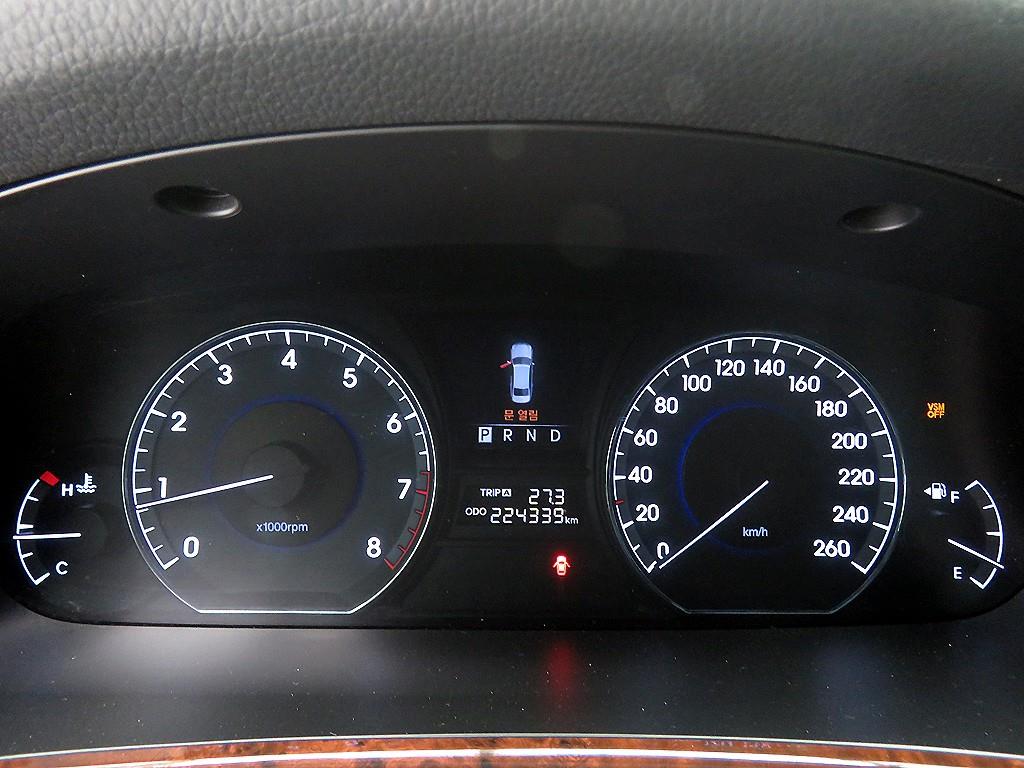 HYUNDAI Equus - Vista 12