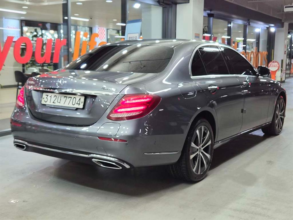 Mercedes Benz E class - Vista 4
