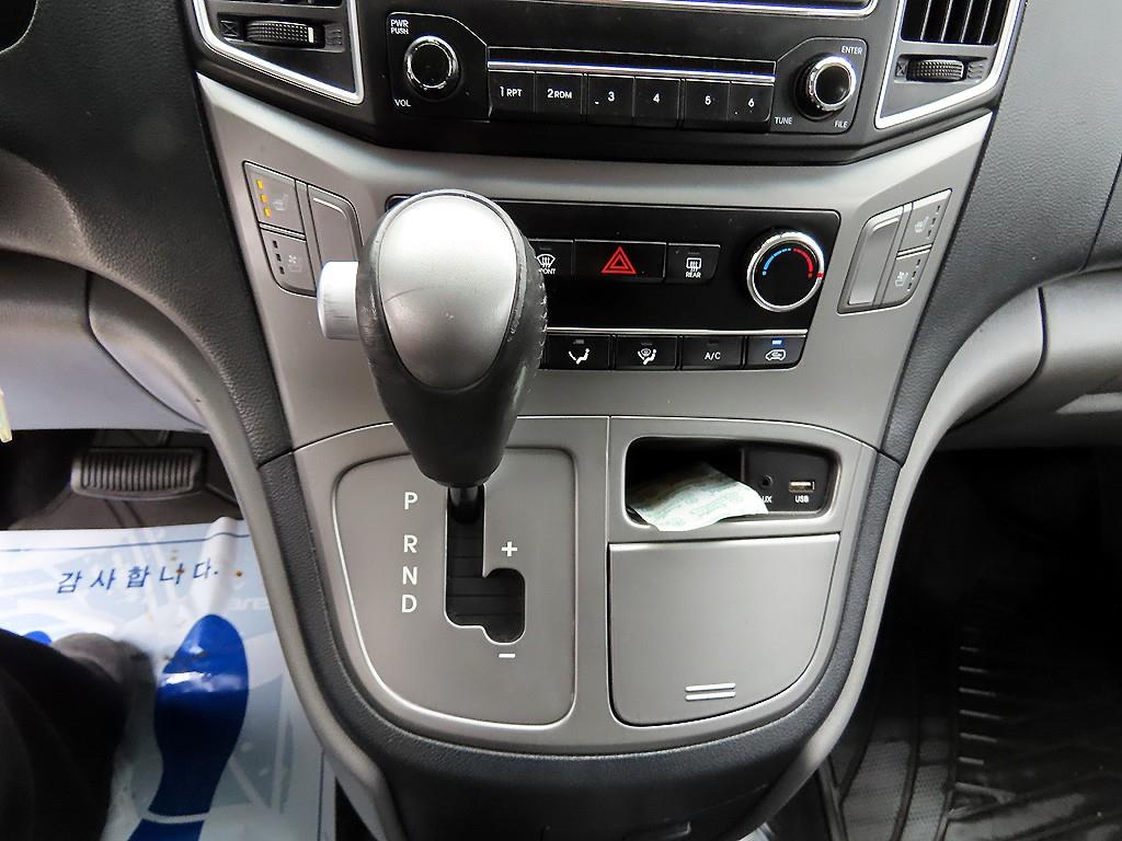 HYUNDAI Starex - Vista 10