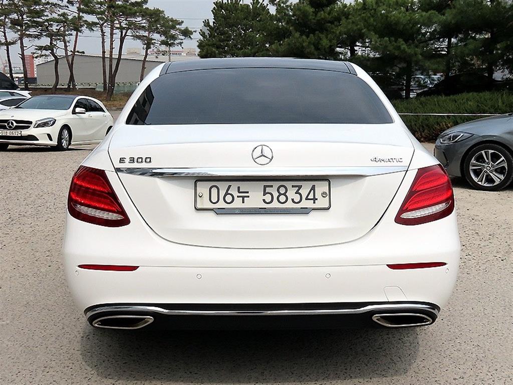 Mercedes Benz E class - Vista 4