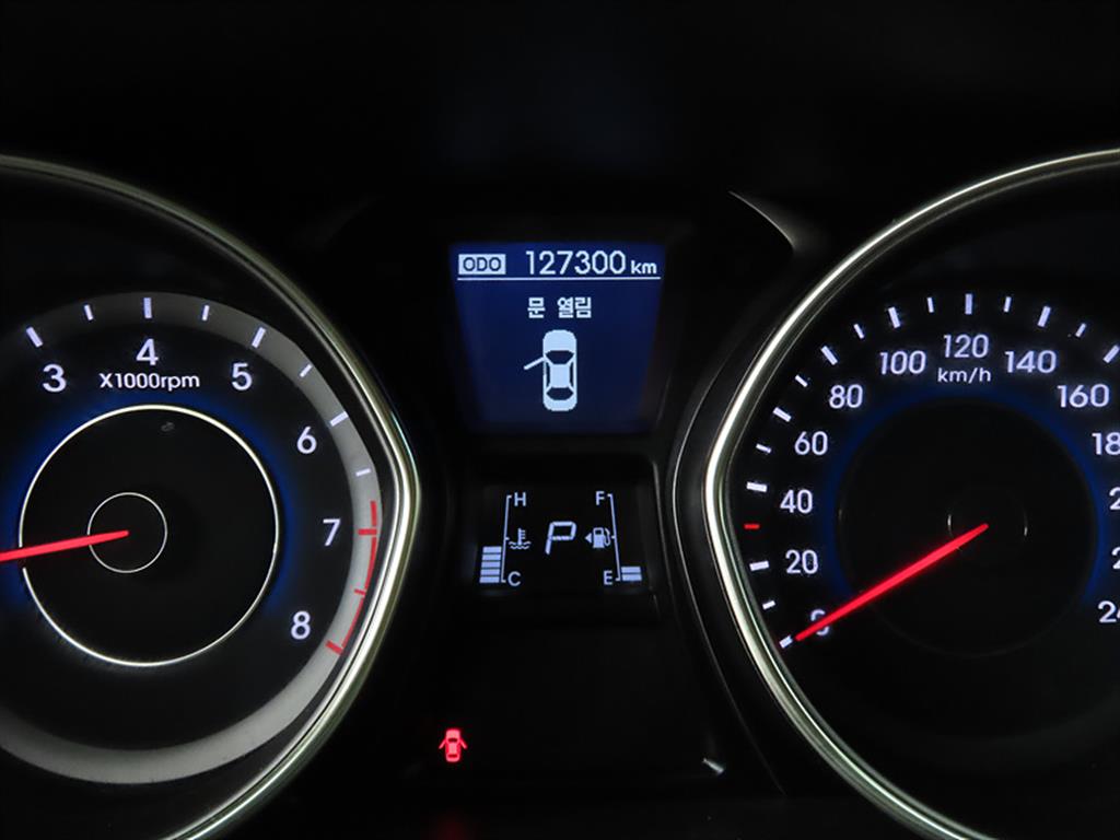 HYUNDAI Avante - Vista 9