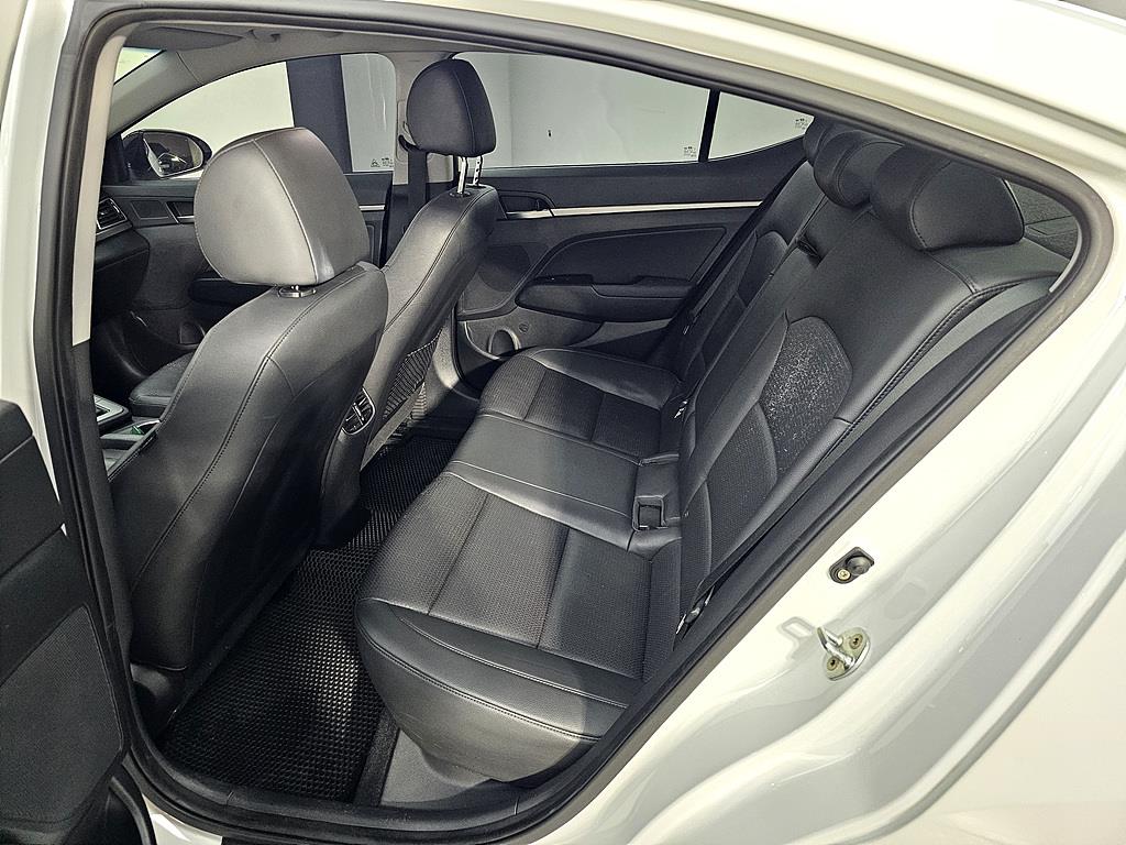 HYUNDAI Avante - Vista 9