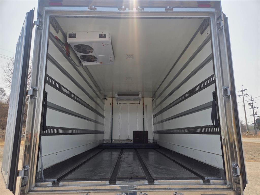 medium and large cargo truck - Vista 9