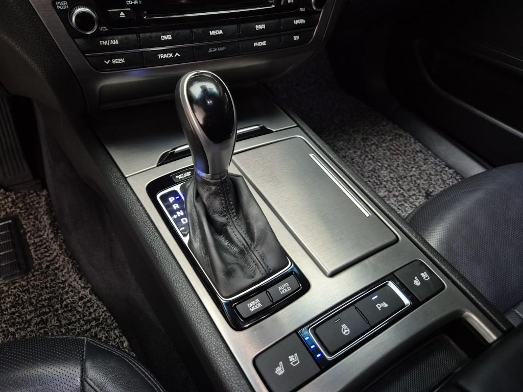 HYUNDAI Genesis - Vista 8