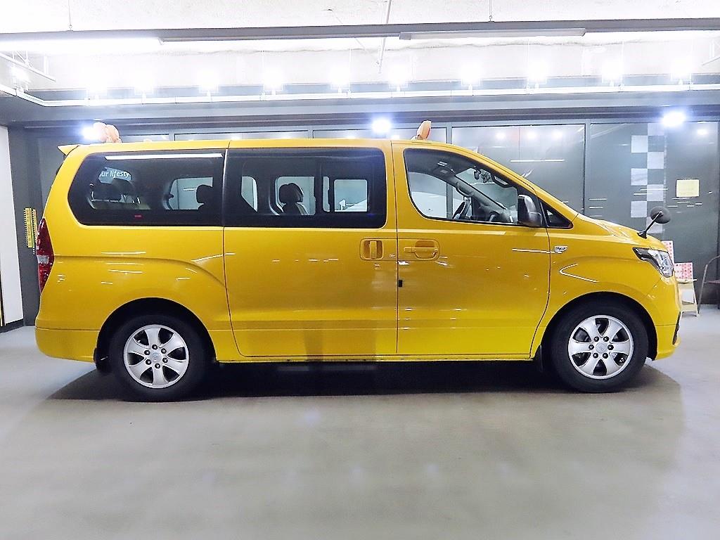 HYUNDAI Starex - Vista 3