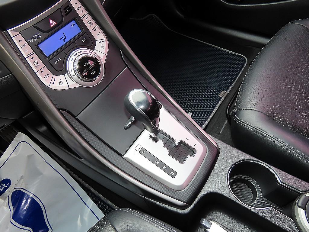 HYUNDAI Avante - Vista 10