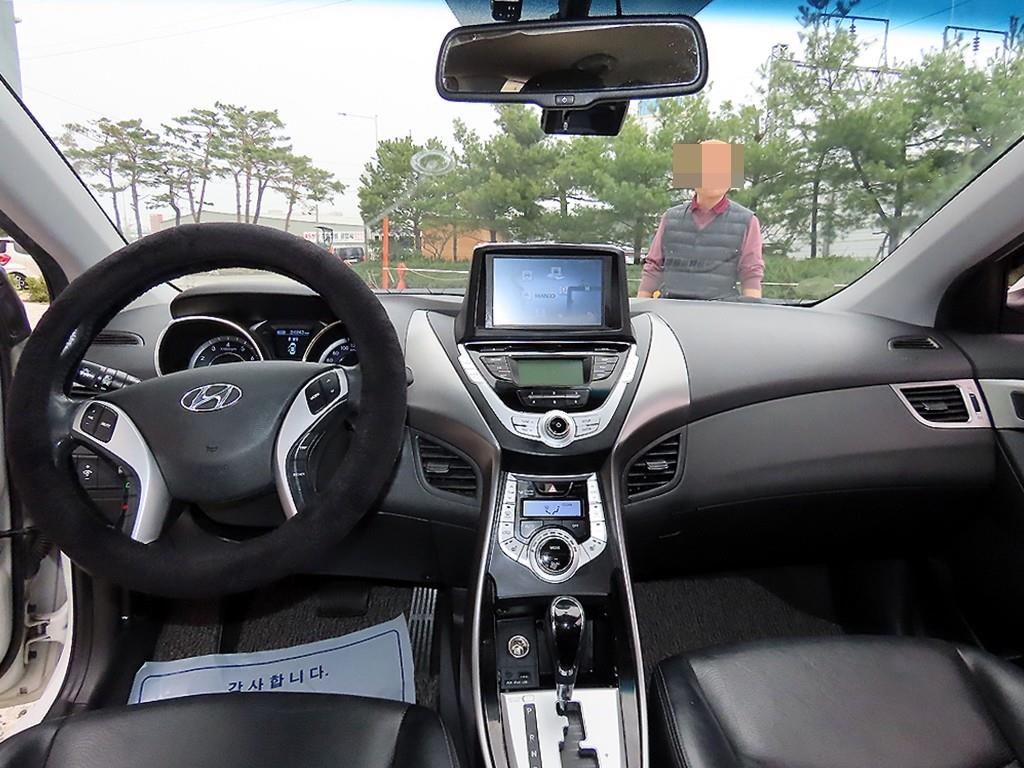 HYUNDAI Avante - Vista 7