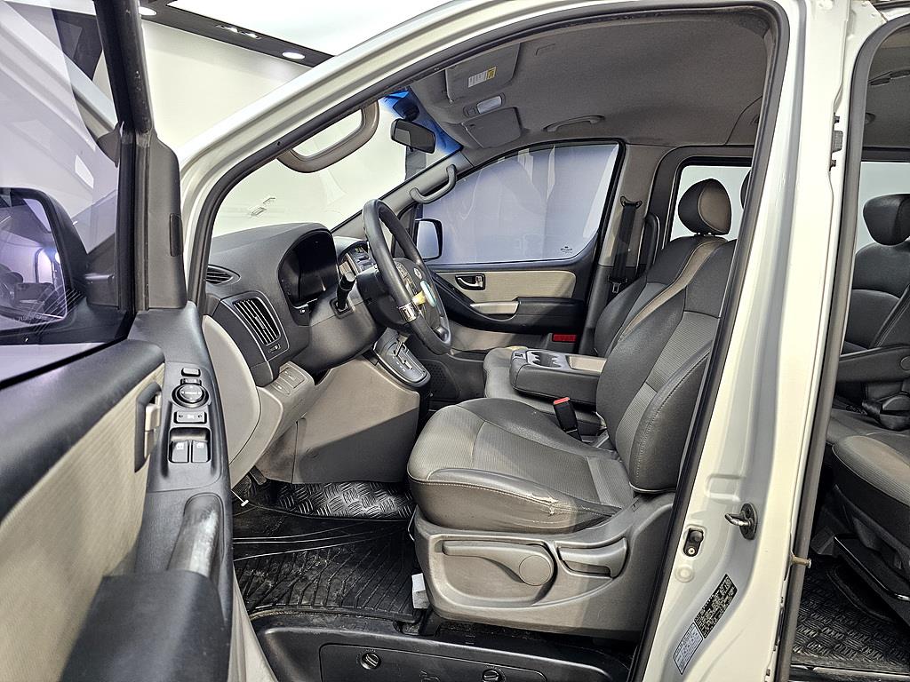 HYUNDAI Starex - Vista 8