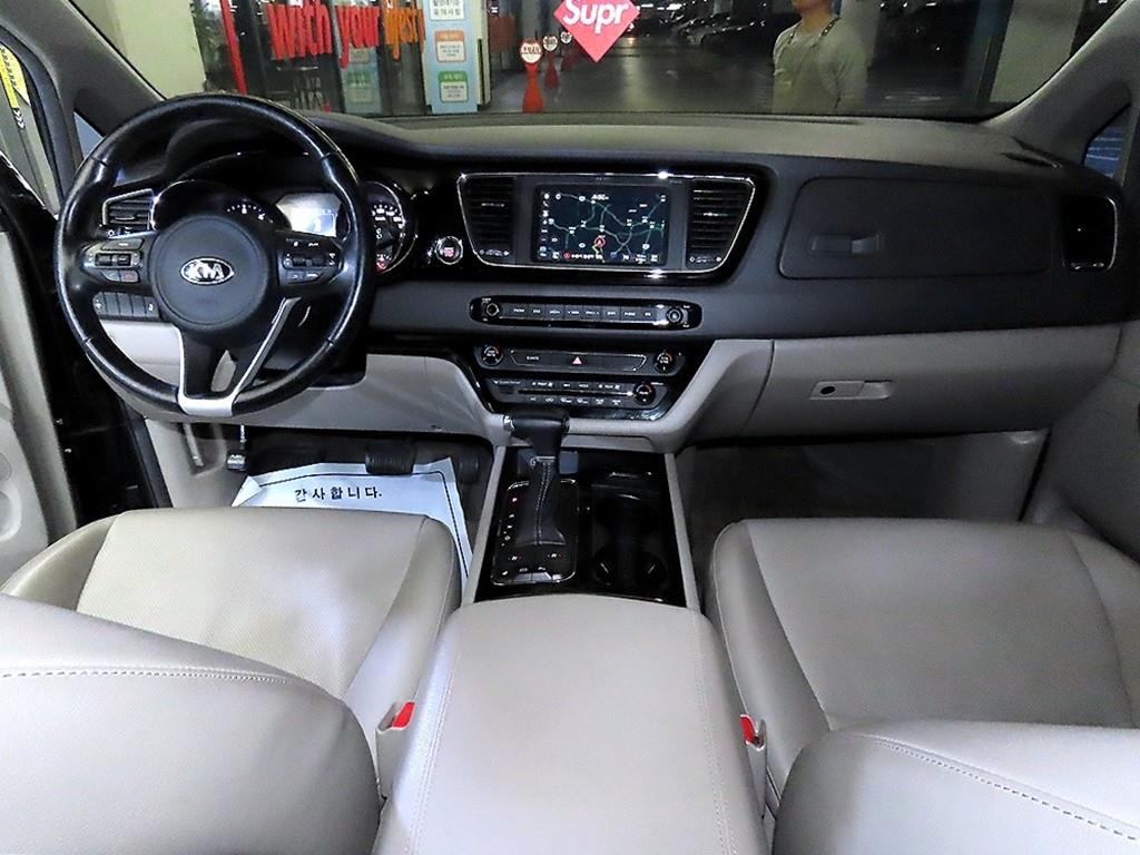 KIA Carnival - Vista 10
