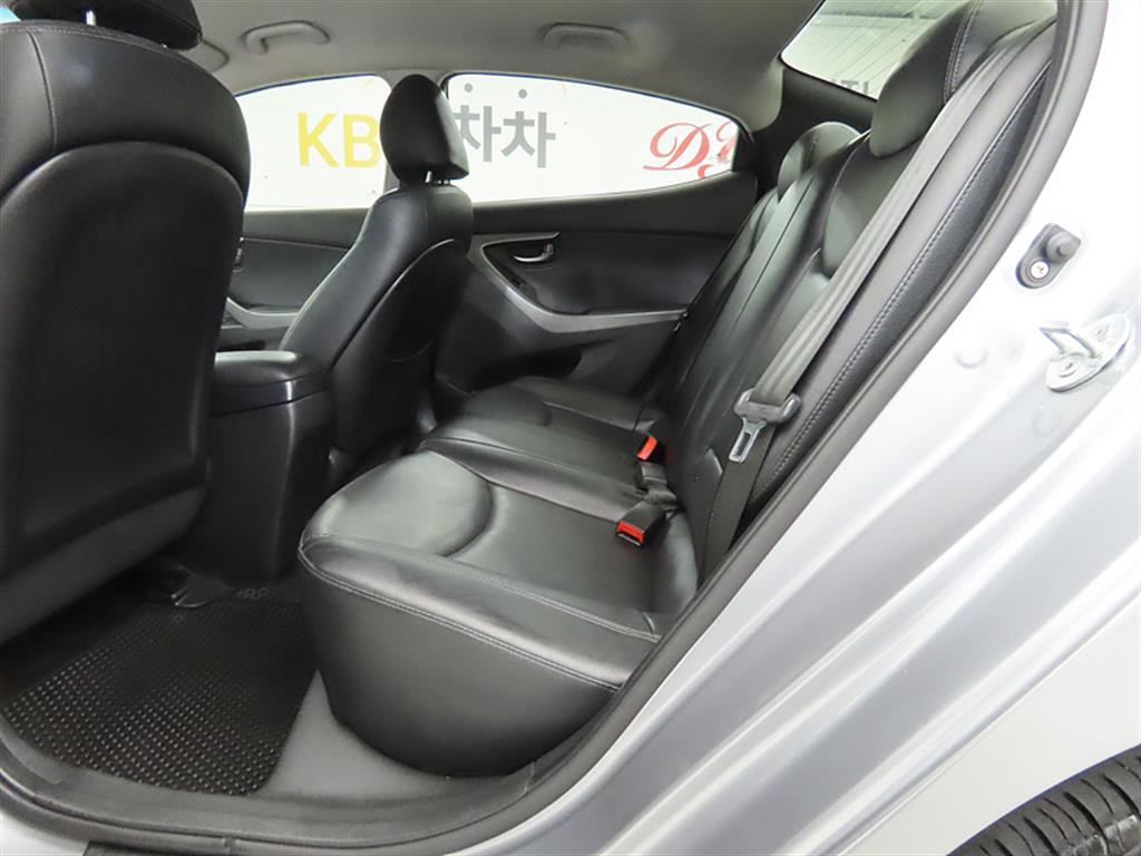 HYUNDAI Avante - Vista 6