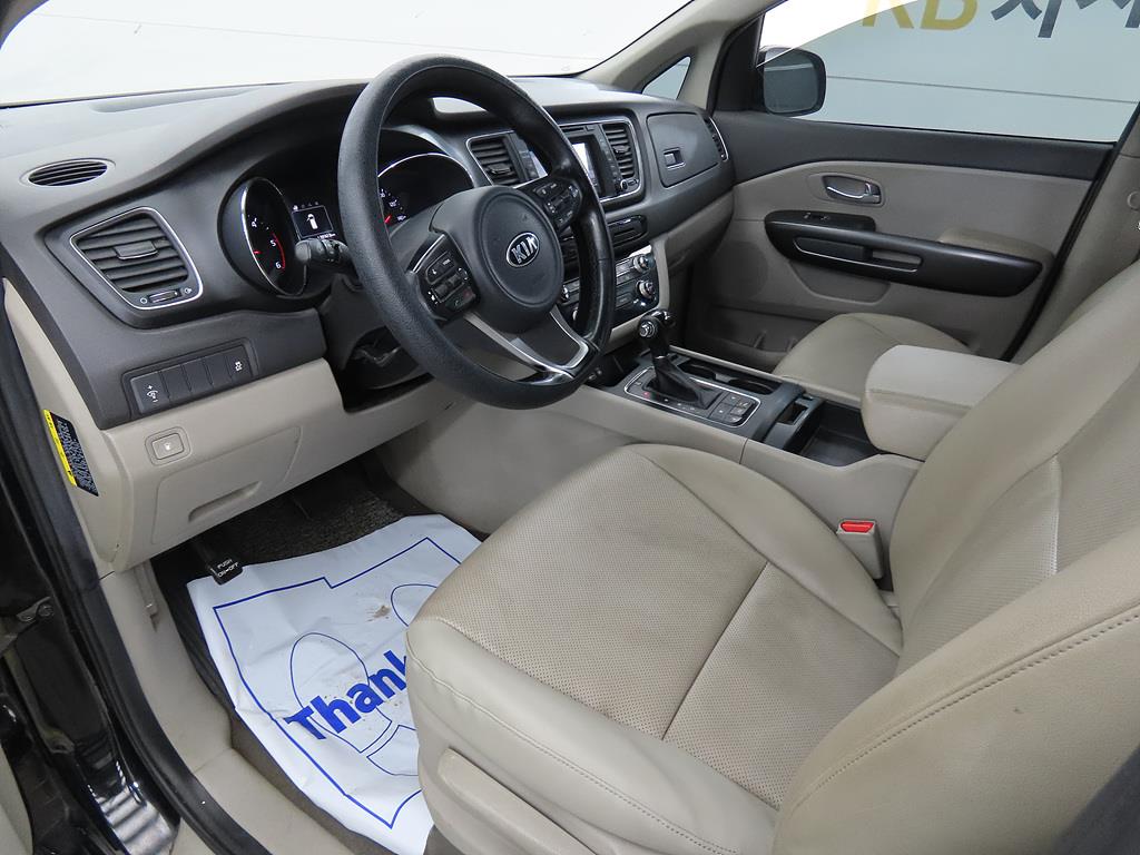 KIA Carnival - Vista 6