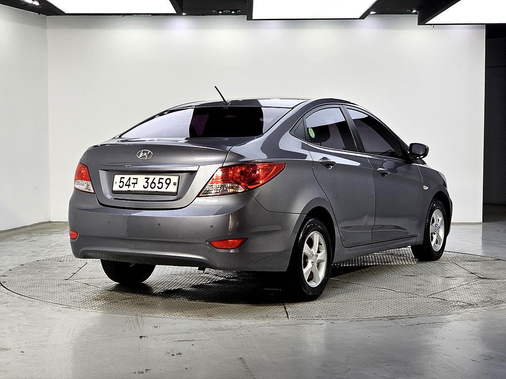 HYUNDAI Accent - Vista 4