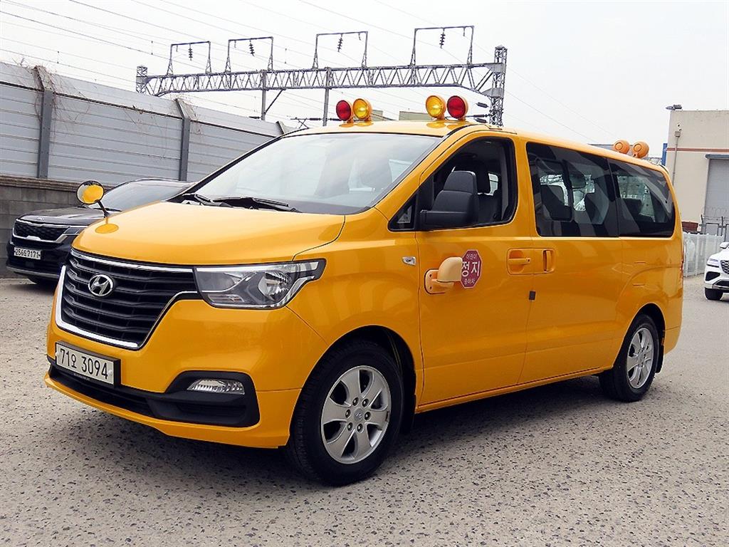 HYUNDAI Starex - Vista 2