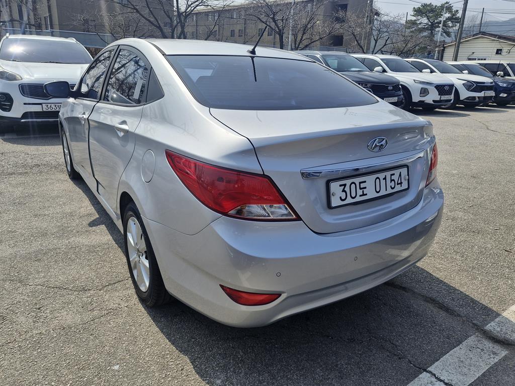 HYUNDAI Accent - Vista 4
