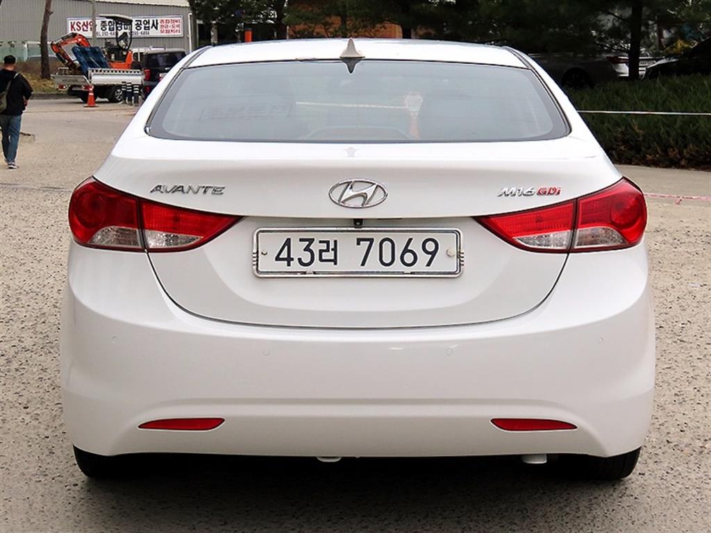 HYUNDAI Avante - Vista 4