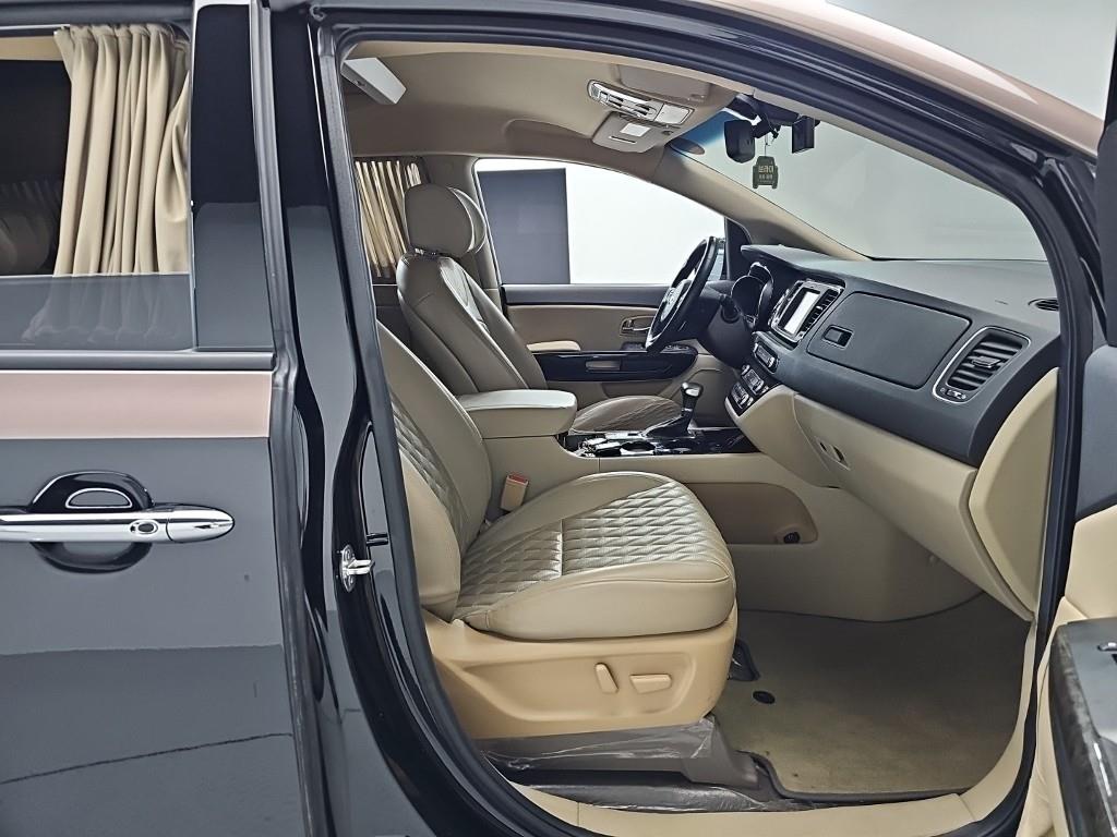 KIA Carnival - Vista 11