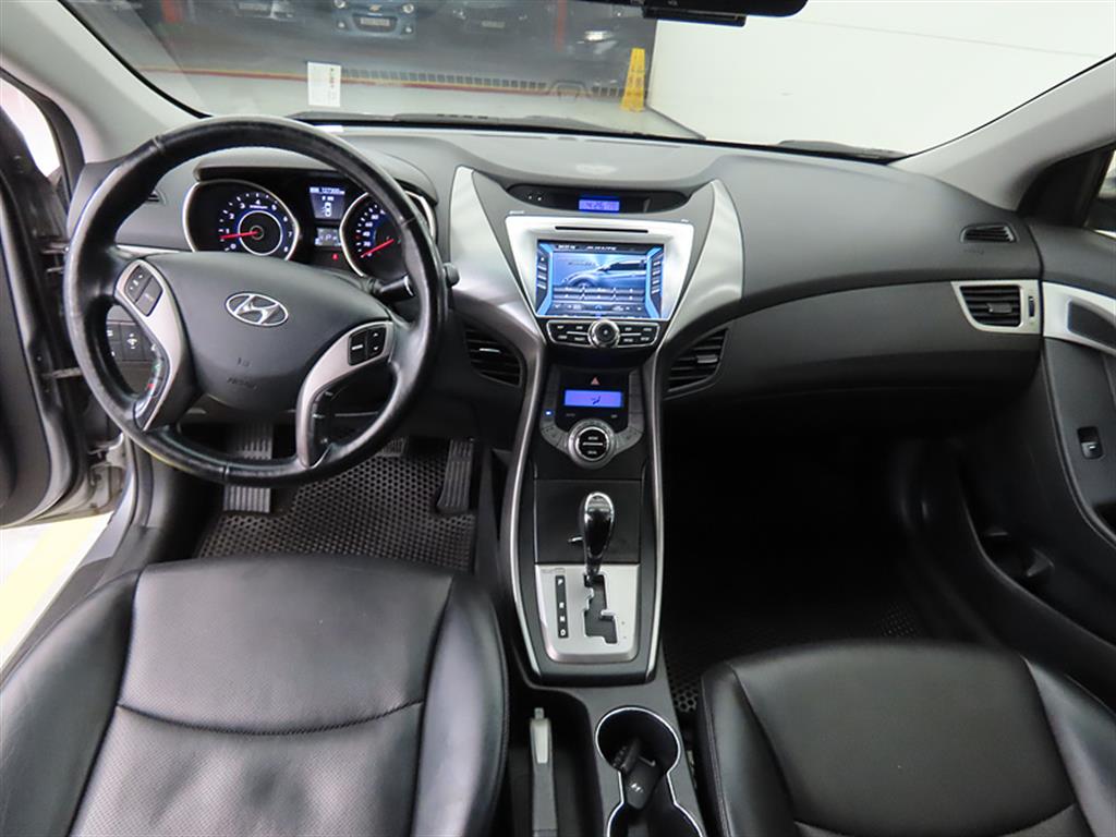 HYUNDAI Avante - Vista 7