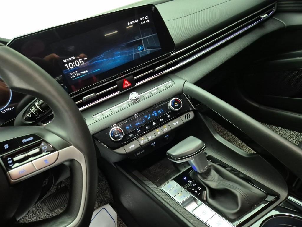 HYUNDAI Avante - Vista 10