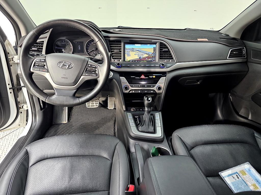 HYUNDAI Avante - Vista 5