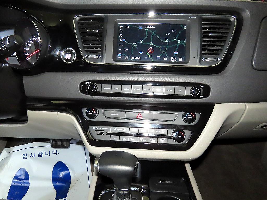 KIA Carnival - Vista 11