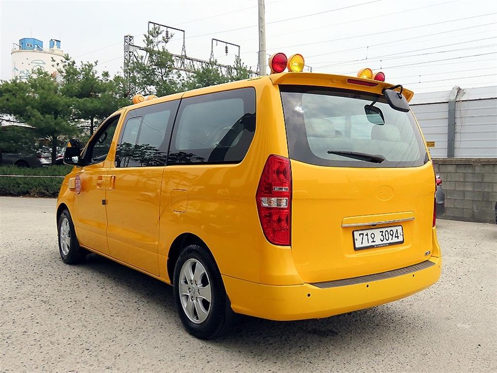 HYUNDAI Starex - Vista 3