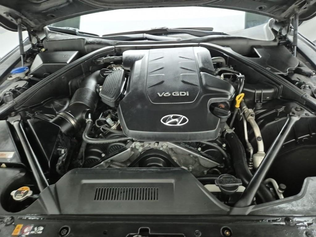 HYUNDAI Genesis - Vista 5