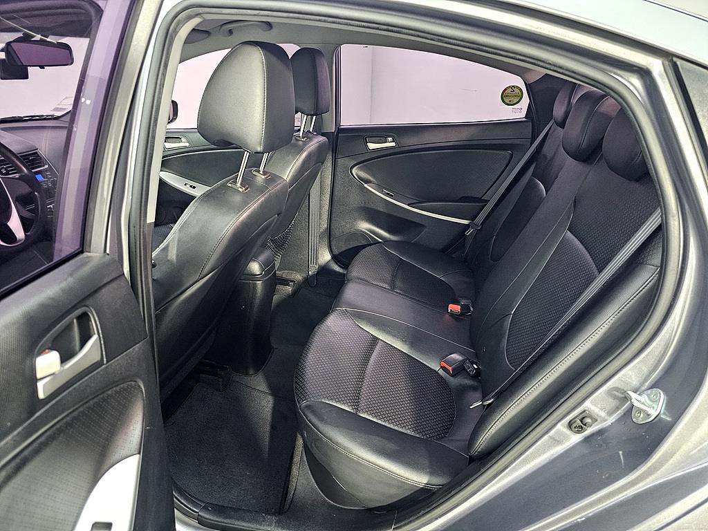 HYUNDAI Accent - Vista 9