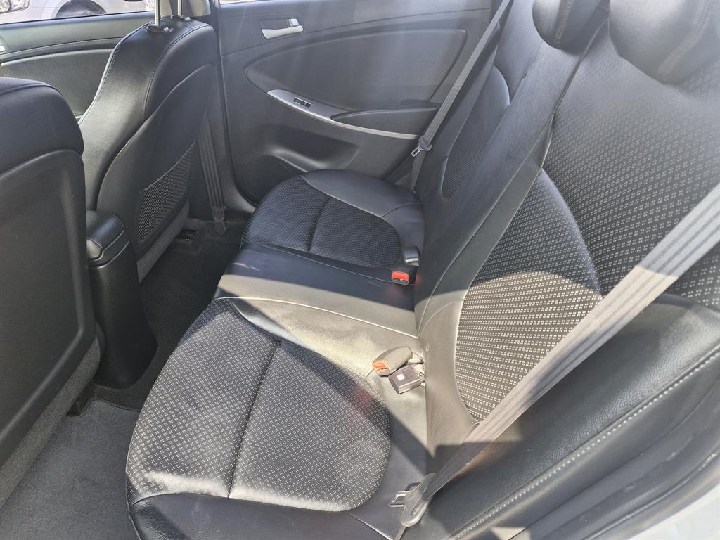 HYUNDAI Accent - Vista 9