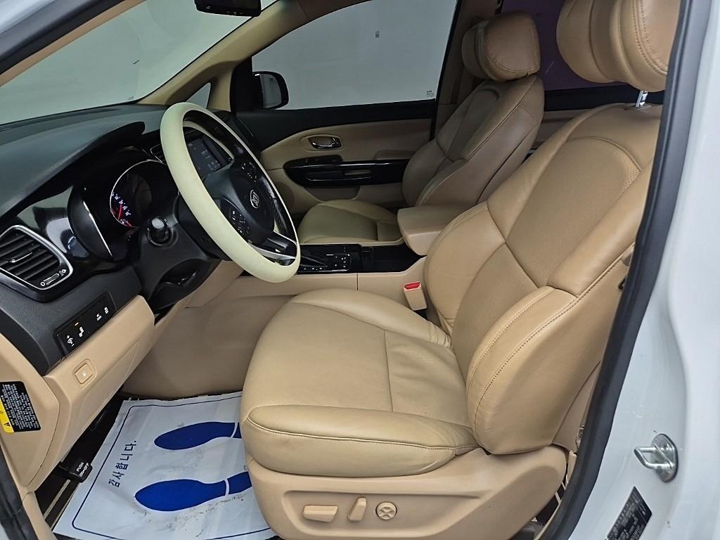 KIA Carnival - Vista 11