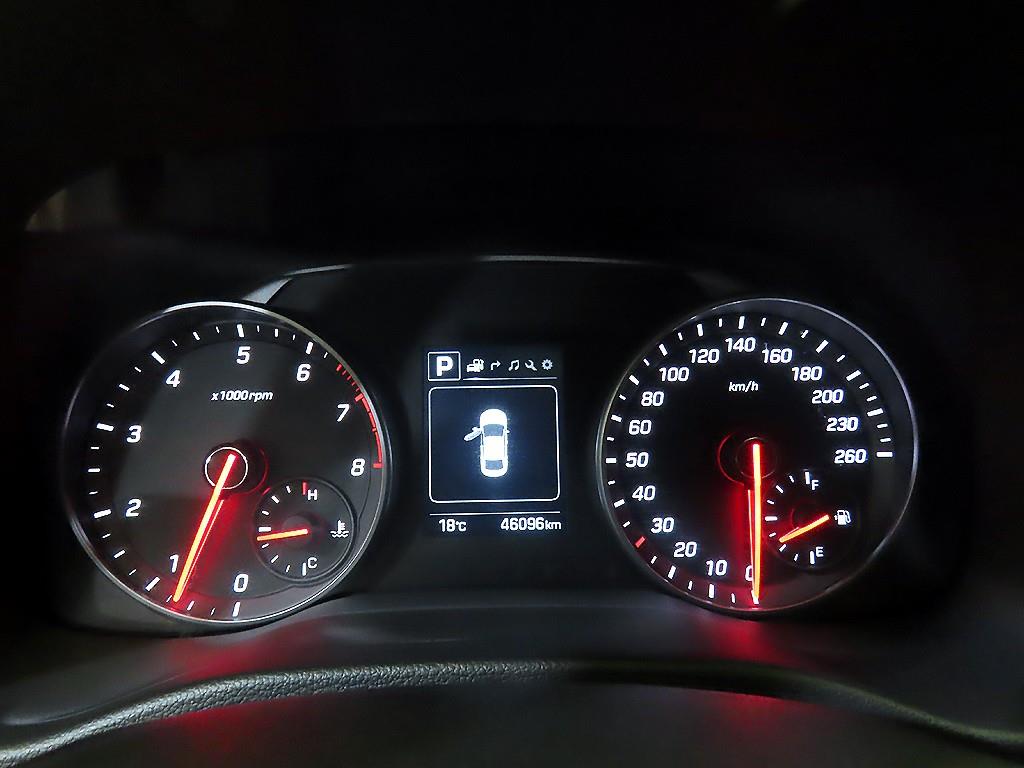 HYUNDAI Avante - Vista 9