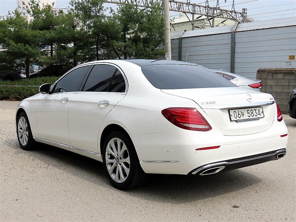 Mercedes Benz E class - Vista 3