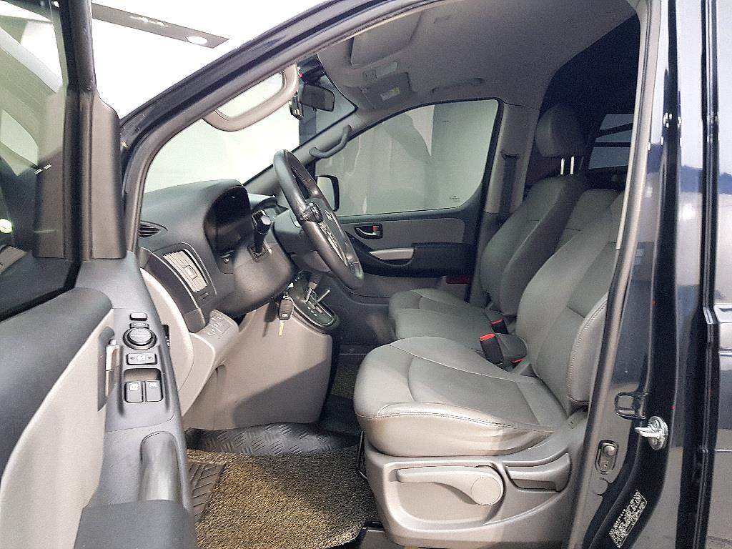 HYUNDAI Starex - Vista 7